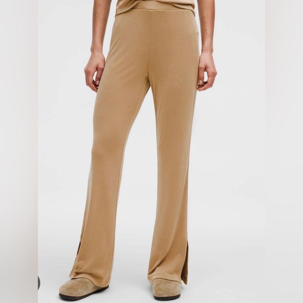 Lululemon Drapey Softstreme Flared Pant
Filbert Tan sz s